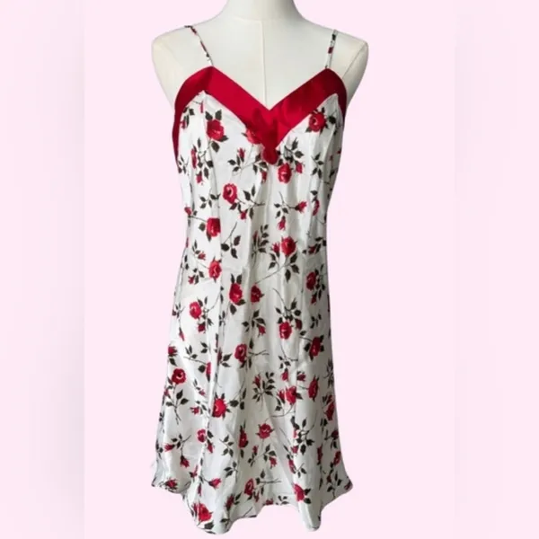 Kathy Ireland Cream and Red Rose Floral Satin Chemise - Image 5