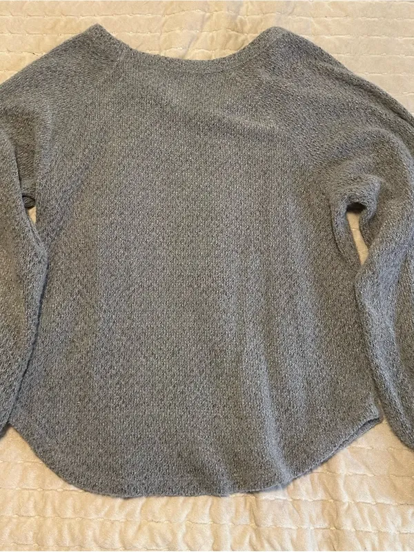 Hollister Women’s Gray V-Neck Knit Sweater - Image 2