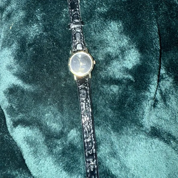 Vintage Minimalist Gold-Tone Quartz Watch Black Dial Diamond Accent Leather Band - Image 4