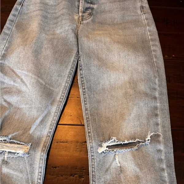 Wild Fable Medium Wash Denim Jeans with Ripped Knee Size 2 - Image 2