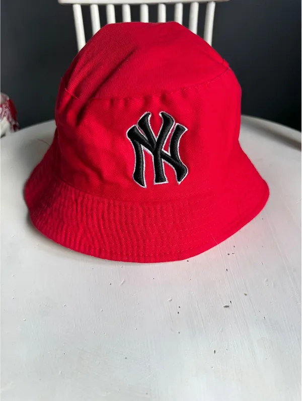 Reversible New York Yankees Red Bucket Hat - Image 3