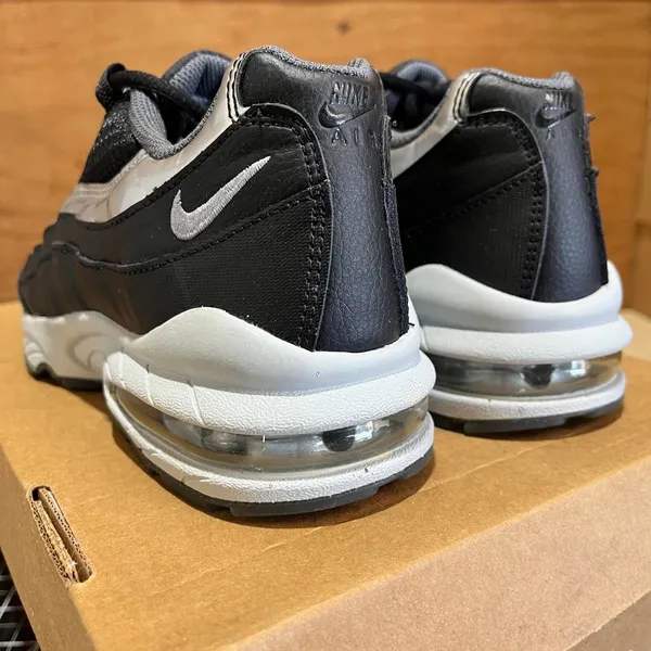 Nike Women's Black and Grey Trainers - Image 5