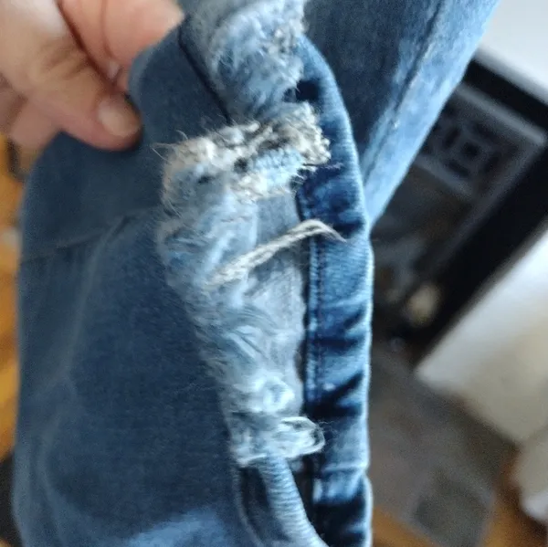 Good American Skinny Leg Distressed Jeans - Image 5