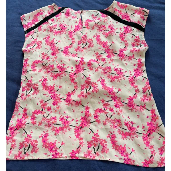 Banana Republic Pink Cherry Blossom Floral Blouse Black Trim Size M - Image 9