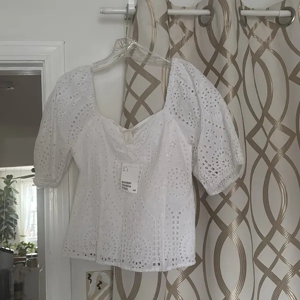 NWT H&M White Eyelet Puff Sleeve Sweetheart Top Sz S - Image 3