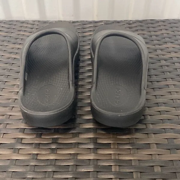 Oofos sandals, women’s size 8 Black - Image 3