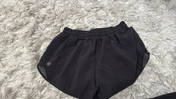 Lululemon Hotty Hot 2.5" Shorts Black - Image 3
