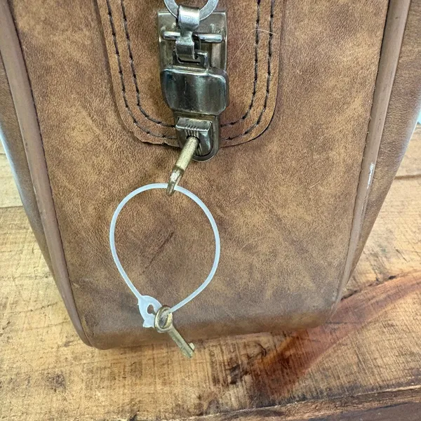 American Vintage Vintage 70s Brown Pilot Airline Bag with Keys - Image 3