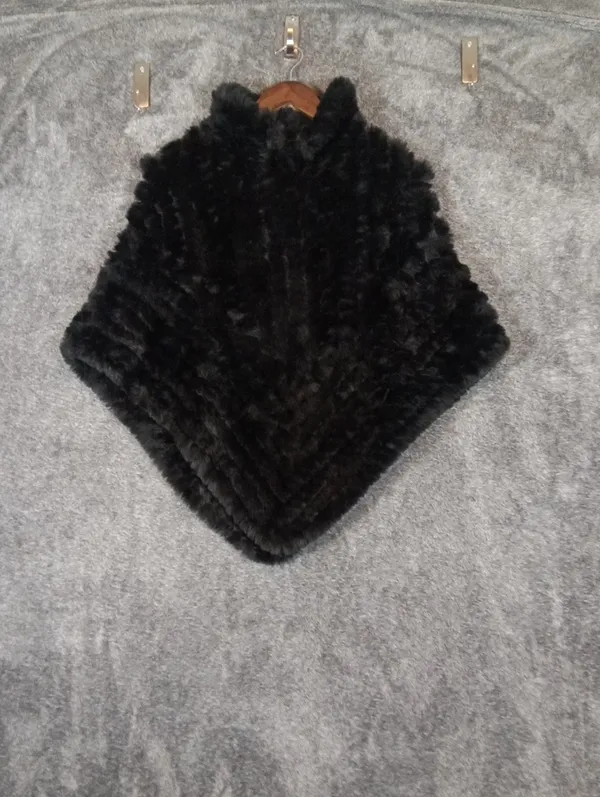 J Mclaughlin Black Faux Fur Poncho Pull Over One Size Mob Wife Old Money Datenig - Image 3