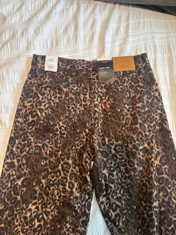 Baggy Dad Levi’s Jeans, mid rise leopard print 27x32 - Image 4