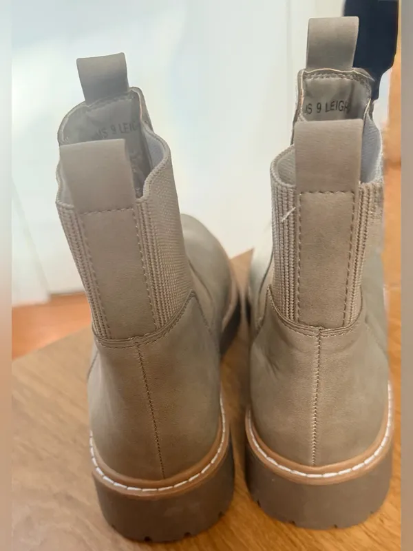 Dolce Vita Leigha Chelsea Ankle Boots – Light Grey / Stone Faux Leather Size 9 - Image 9