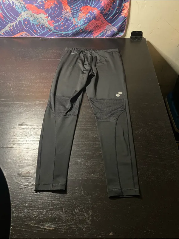 Reebok Black Leggings with Neon Yellow Logo Accent - Image 6