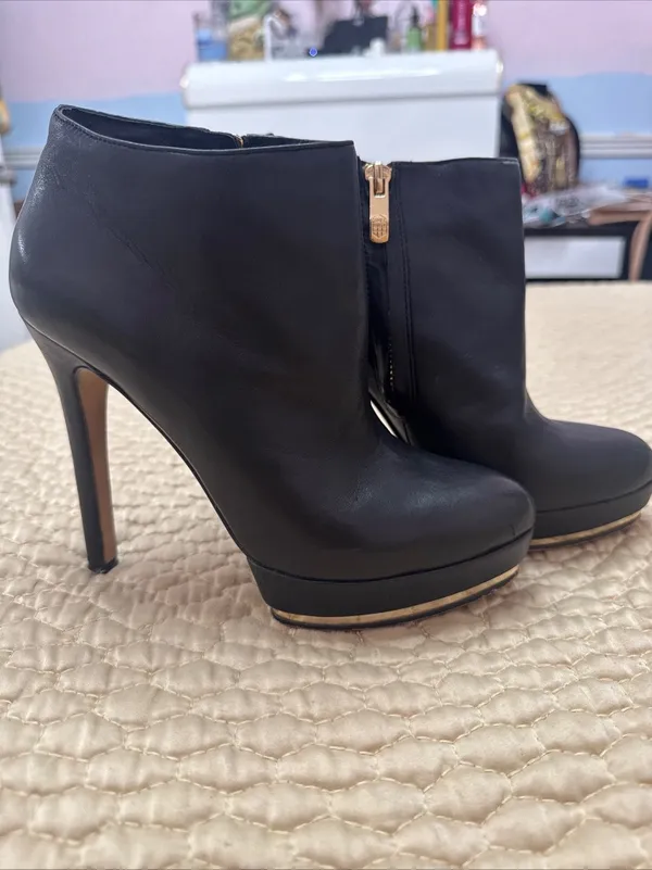 Vince Camuto 6B/36 Dira Black Leather Platform Stiletto Ankle Booties Gold Trim - Image 7