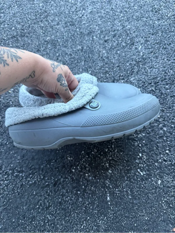 Crocs Faux Fur Lined Clogs Gray Slip On Shoes Women’s 8 Men’s 6 - Image 5
