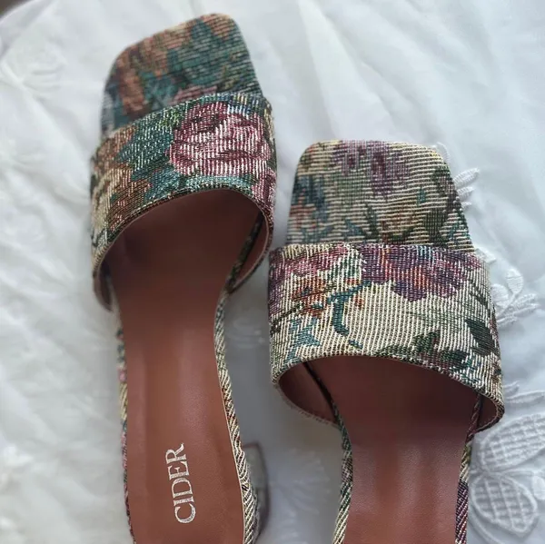 Vintage Canvas Heels  - Image 6