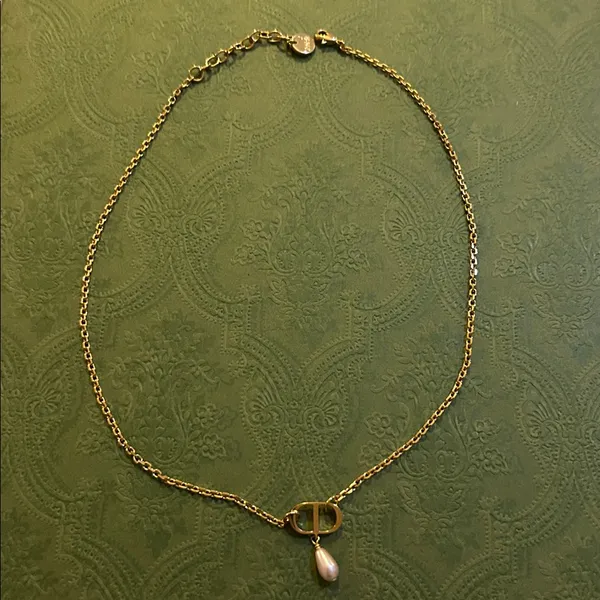 Christian Dior PETIT CD NECKLACE Gold-Finish Metal and Iridescent Pink Resin Pearl - Image 4