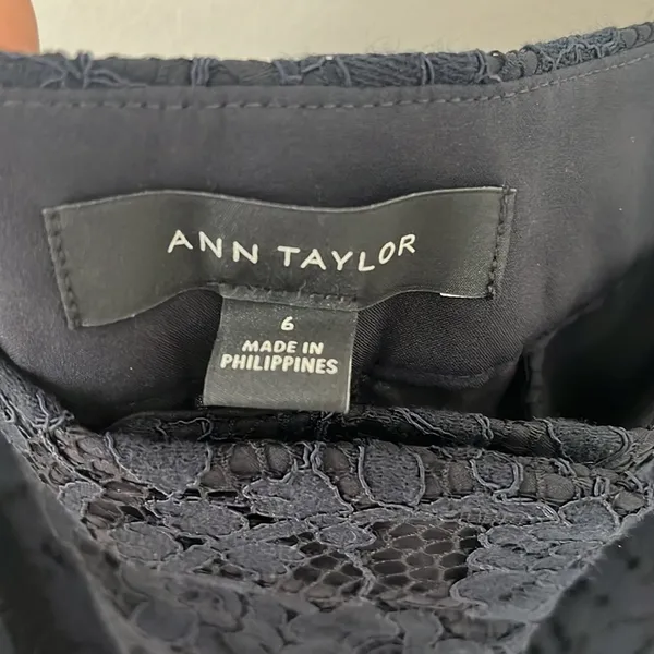 Ann Taylor navy lace shorts with pockets in size 6 - Image 3