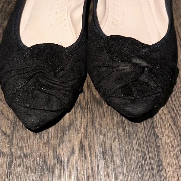 Elegant Black Knotted Flats Size 7 - Image 2