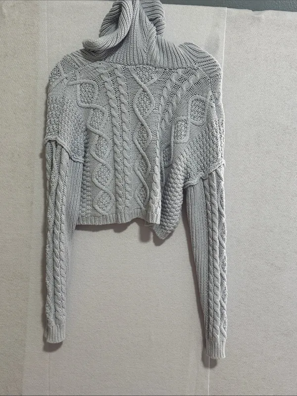 Aeropostale Y2K Light Gray Cable Knit Cropped Hooded Sweater - Image 4