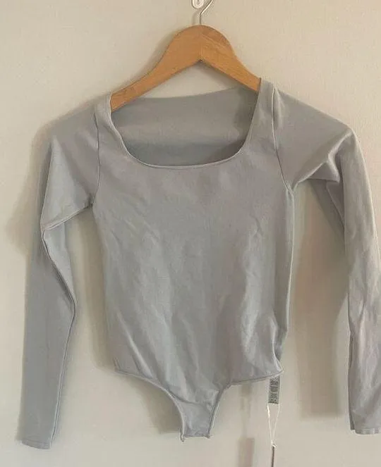 Skims ESSENTIAL LONG SLEEVE SCOOP NECK BODYSUIT Light Grey S/M - Image 4