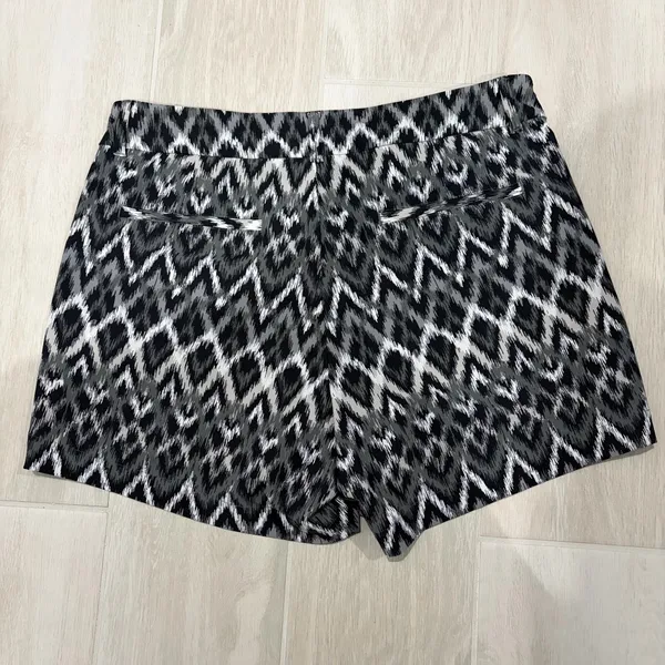 Spanx Sunshine Gray Black Chevron Print Pull-On Shorts Size Medium - Image 5