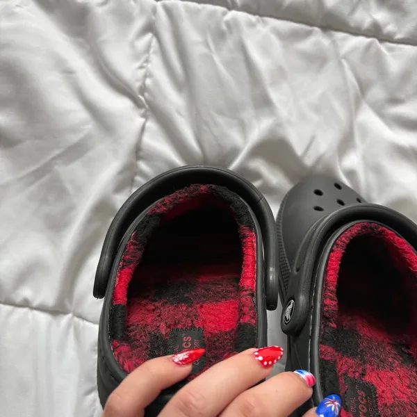 Crocs Classic Lined Clog Black Red Buffalo Plaid Fleece Womens 7 Clogs Winter - Image 10
