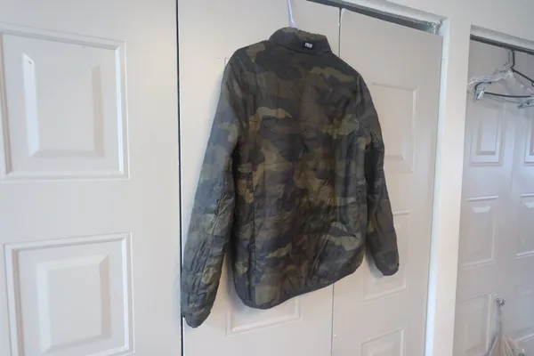 PINK Victoria's Secret camo camoflage puffer sweater jacket in army green size small. - Image 10