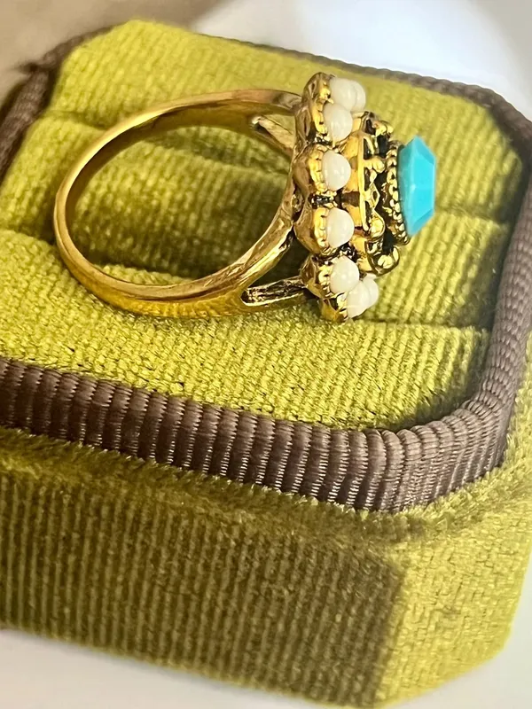 Vintage Gold Tone Faux Turquoise & Pearl Flower Cocktail Ring Size 7 - Image 2
