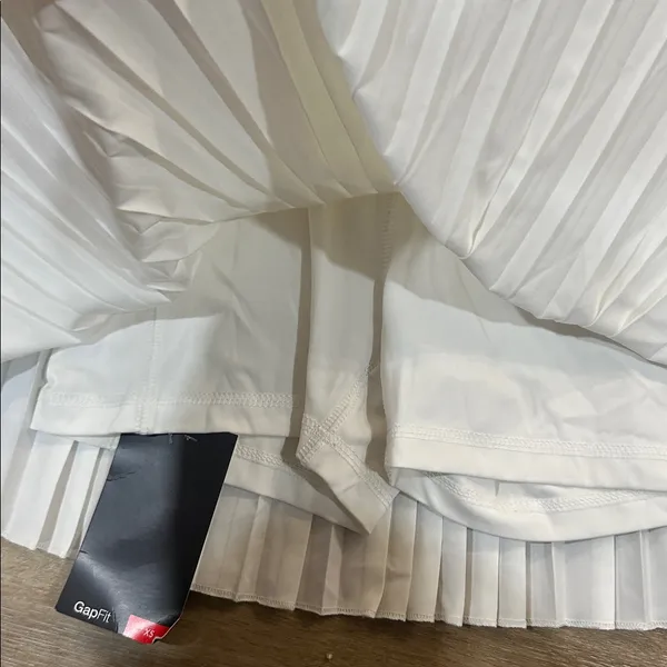 Gap Elegant White Pleated Skort - Image 2