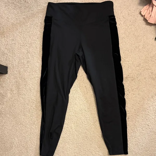 PINK Victoria's Secret Large Black Leggings - Image 4