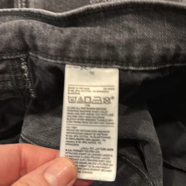 Old Navy women’s boyfriend distressed mid rise short size 16. - Image 3