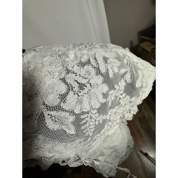 White Lace Wedding Gown Size 18 with Cinch Buttons Short Train Hem Scallop - Image 6