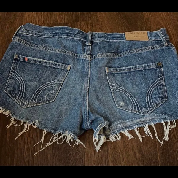 Size 1 hollister shorts - Image 3