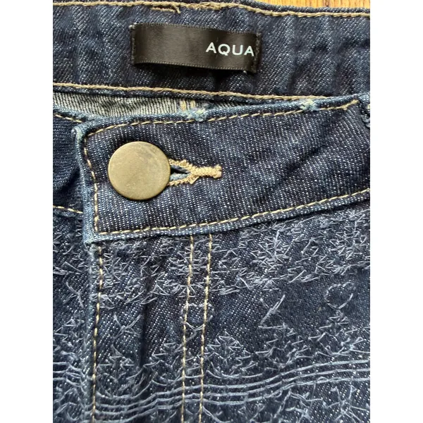 AQUA Women's Denim Shorts Dark Wash Embroidered Frayed Hem Size 30 - Image 4