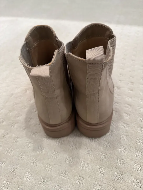 Soda Taupe Chelsea Ankle Boots Lug Sole Pull On Booties Size 8.5 - Image 4
