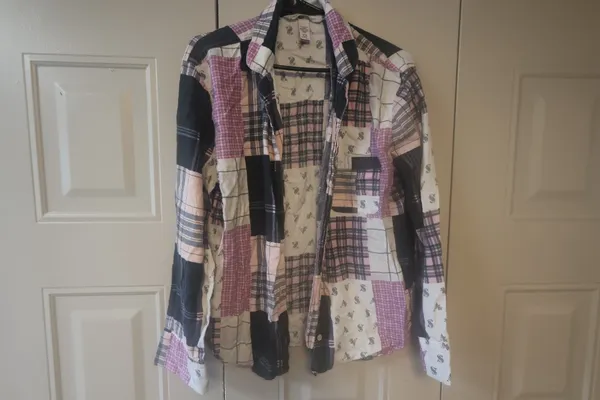 Victoria's Secret plaid flannel path quilt pajamas sleep shirt with pocket in light pink, dark pink and black size small. - Image 5