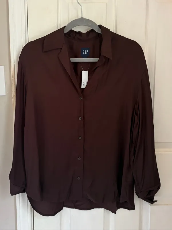 Gap NWT!! Women’s Satin Relaxed Button Down Shirt in Chocolate Brown - Image 4