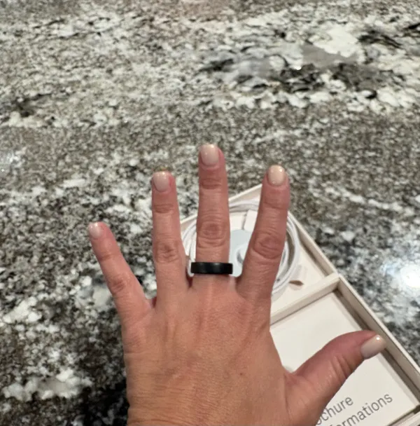 Oura Ring Series 5 color Stealth Size 9 - Image 4