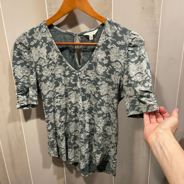 Cute Lucky Brand forest green tattoo floral print puff sleeve v-neck top cotton - Image 4