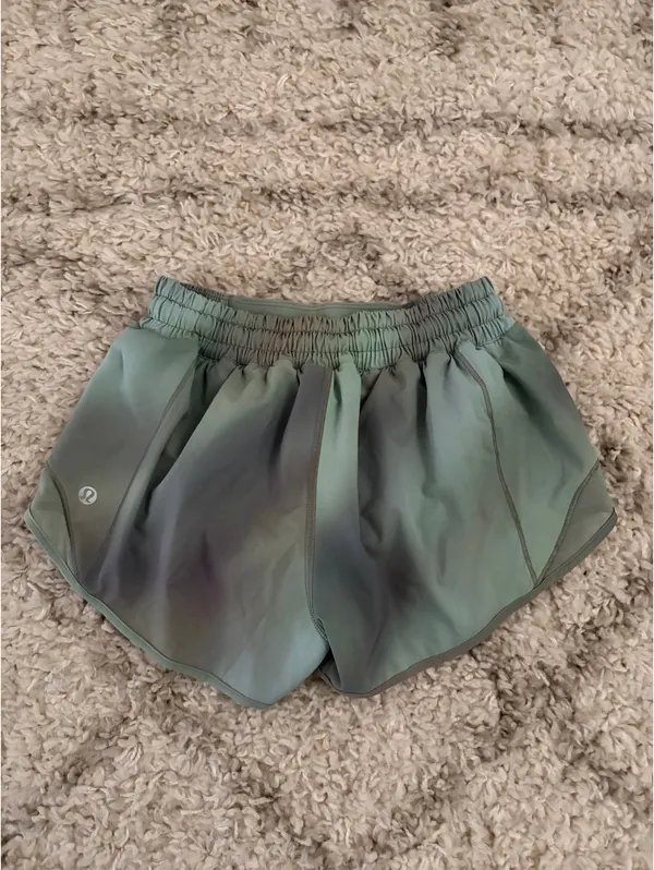 Lululemon Shorts Hotty Hot 2.5" Low-Rise Lined - Image 2