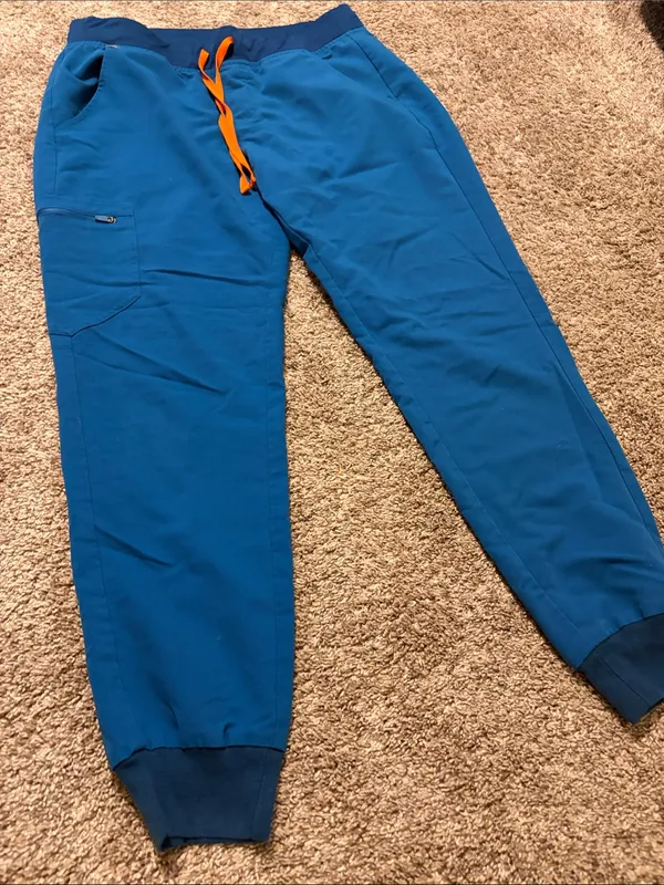 Figs Women’s Blue Alps Catarina One Pocket Scrub Top & Zamora‎ Joggers Medium - Image 8