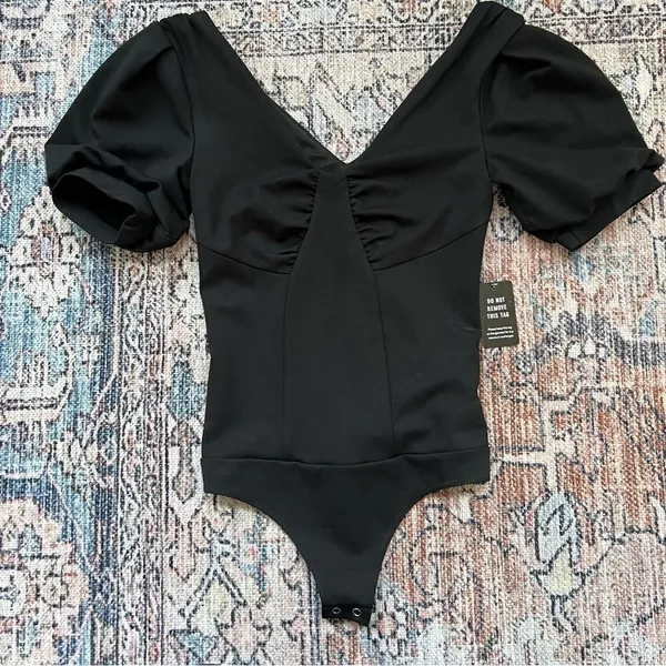 Express NWT Black Puff Sleeve Bodysuit V Neck Ruched Size XS Thong Body Suit - Image 7