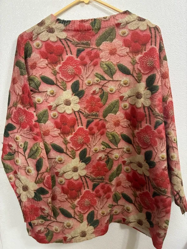 striking Floral Crewneck Sweater in Pink and Red Light Weight ( measurements) M - Image 2