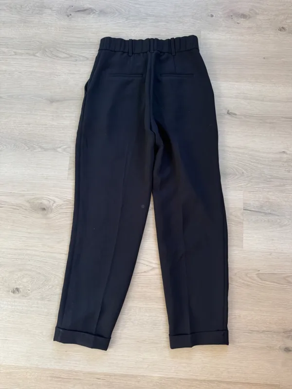 Aritzia Black Cropped Pleated Trousers - Image 4