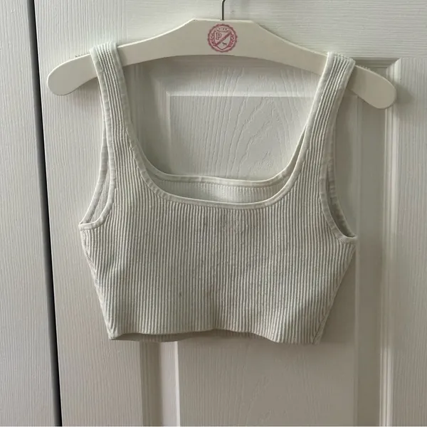 Aritzia Babaton Sculpt Knit White Crop Top - Image 3