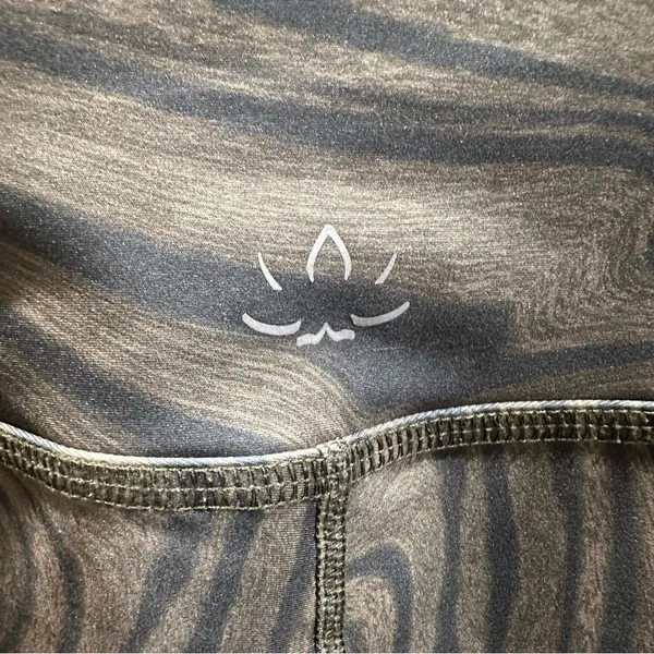 Beyond Yoga Printed Midi Leggings – Size M – Deep Olive Swirl - Image 7