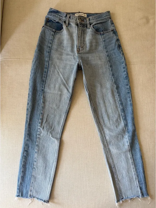 Abercrombie and Fitch High Rise Mom Jeans - Image 2