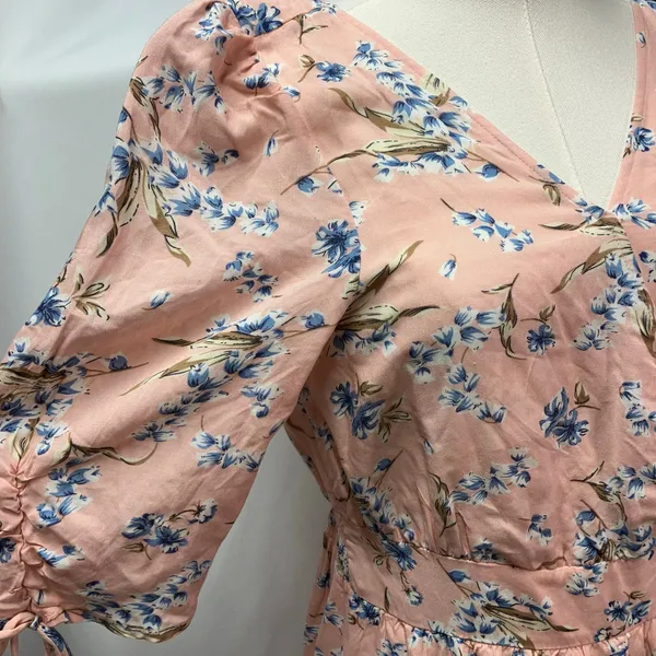Le Lis Baby Pink‎ Floral Romper Womens Medium Rayon Open Back Short Sleeve - Image 3