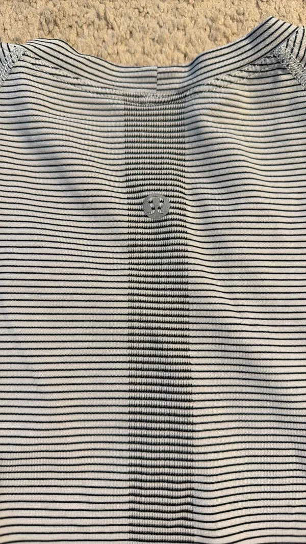 Lululemon knit short sleeve - black/grey vertical stripe - Image 3