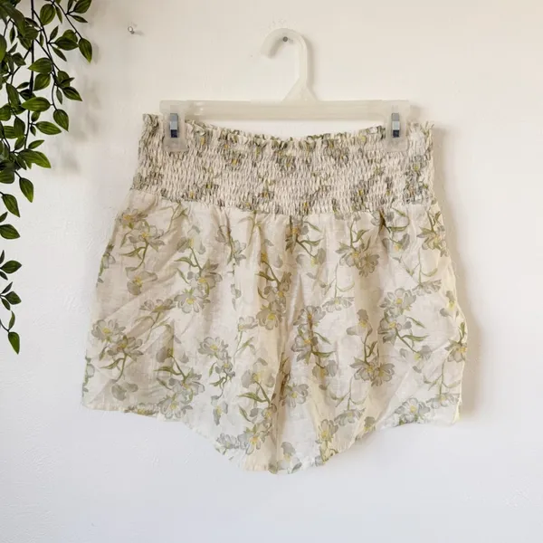 Lulu's Playfully Sweet Floral Shorts Sz M - Image 2